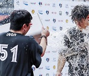 양현종으로부터 '축하 물세례' 받는 김도영