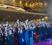 '건국절 논란'에 부산 광복절 경축식 소란…집단 행사장 이탈·몸싸움도