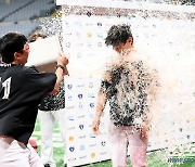 [포토] 양현종, 김도영에 시원한 축하!