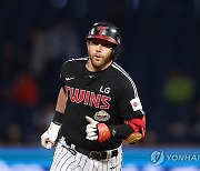 LG, 오스틴의 5타점 활약으로 한화에 17-3 대승…첫 100타점 기록