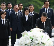 윤, 광복절 기념식 앞서 육영수 묘역부터 참배했다