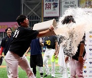 [포토]30-30달성 김도영에 대한 선배 양현종의 격한 축하 물세례