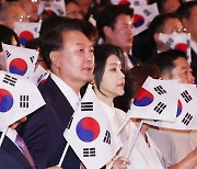 Yoon unveils unification vision in split celebration of Liberation Day