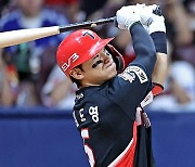 KIA 김도영, KBO 사상 최연소·최소 경기 30-30 달성