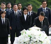 윤 대통령 부부, 고 육영수 여사 50주기 참배