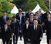 윤 대통령 부부, 육영수 여사 50주기 참배