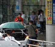 제주 기습폭우에 항공기 운항 차질…"2편 회항·120편 지연"