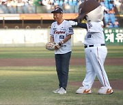 프로야구 한화-LG전 '배재대의 날'…구성원들 대학 홍보