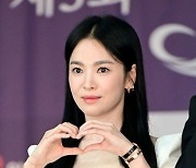 송혜교, 13년째 광복절 선행..서경덕과 몽골에 '이태준 안내서' 기증