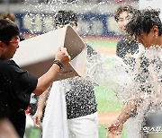 김도영 '동성고 출신 선배 양현종에게 받는 축하 물세례'[포토]