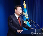 정부, '젊은층 덜내고 고갈시점 30년 늦춘' 연금개혁 발표한다