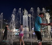 [내일날씨] '낮 최고 34도' 찜통더위 계속…오후부터 곳곳 소나기