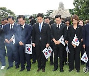 백범 김구 선생 묘역 참배하는 박찬대 대표 직무대행과 의원들