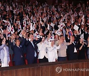 제79주년 광복절 만세삼창하는 윤석열 대통령 부부