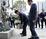 강제징용 노동자상에 헌화하는 우원식 국회의장