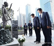 묵념하는 우원식 국회의장과 이학영 부의장