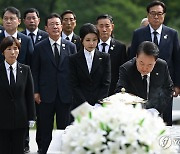 윤석열 대통령 부부, 육영수 여사 서거 50주기 맞아 묘역에 헌화 분향