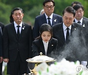 윤석열 대통령 부부, 육영수 여사 서거 50주기 맞아 묘역에 헌화 분향