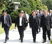 육영수 여사 50주기 추도식 참배