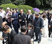 육영수 여사 묘역에서 기다리는 참배객들