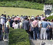 육영수 여사 묘역에서 기다리는 참배객들