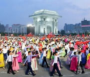 광복 79주년 맞아 北 청년 학생들 야회 개선문광장에서 진행