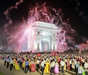 광복 79주년 맞아 北 개선문광장에 모인 청년·학생들