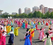 광복 79주년 맞아 여맹일꾼·여맹원 무도회 진행