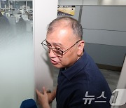 진상조사위 출석 위해 대기하는 김학균 감독