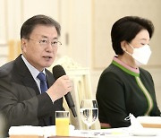 검찰, 느닷없는 문재인 전 대통령 ‘계좌 털기’…야당 “모욕 주기”