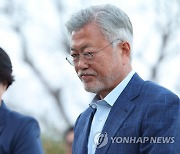 “문 전 대통령 계좌추적은 정치보복”…참모 출신 의원 27명 강력 반발