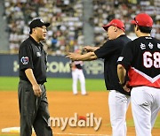 [MD포토] 이범호 감독 '체크 스윙 관련해 강력한 항의'