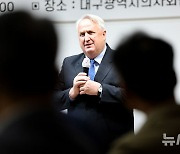 지역의료, 필수의료 살리기 위한 간담회서 발언하는 인요한 최고위원