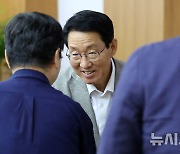 악수하는 김상훈 정책위의장