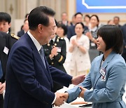 윤, 파리올림픽 선수들 만나 "국민들께 큰 기쁨과 용기와 자신감 줬다"