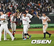 키움전 4-0 완승 기쁨 나누는 롯데 선수들 [사진]