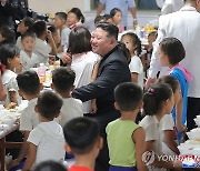 수해 어린이 꼭 껴안은 김정은 "재난을 지방개화 분수령으로"