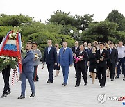 주북 러시아 대사관, 해방 79주년 맞아 해방탑에 헌화