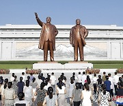 북한, 조국해방 79주년 맞아 김일성·김정일 동상에 헌화