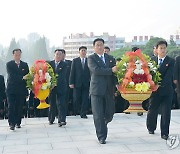 북한, 조국해방 79주년 맞아 김일성·김정일 동상에 헌화