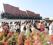 북한, 조국해방 79주년 맞아 김일성·김정일 동상에 헌화