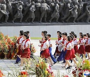 북한, 조국해방 79주년 맞아 김일성·김정일 동상에 헌화