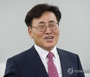 출입 기자들과 대화하는 유상임 장관