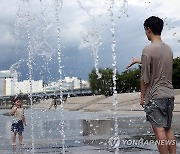 [날씨] '낮 최고 29∼35도' 무더운 토요일…수도권 등 소나기