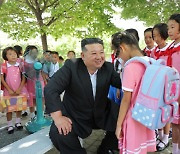 김정은, 연일 ‘인민 챙기기’…수재민 학생들에게 학용품 전달