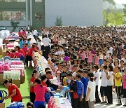 북한, 당 '후대사랑' 기조 선전…수해지역 학생들에게 선물