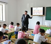 北김정은, 평양 체류 수해 어린이 시범수업 참관…'후대교육' 강조