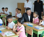 北김정은, 평양 체류 수해 어린이 시범수업 참관…'후대교육' 강조