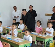 북한 김정은, 연일 수해지역 학생들 챙기기…'애민지도자' 부각