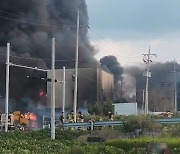 충남 아산 한 폐기물 공장서 화재…소방당국 대응 2단계 발령 진화중